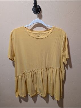 EUC GAP Short Sleeve Ruffle-Hem Peplum Asymmetrical Tee Large  Buttery Yellow